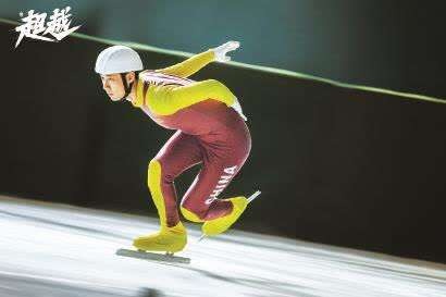 暴怒!周琦篮下进攻被焦海龙盖帽打中头部,气得摘下护目镜怒怼对方